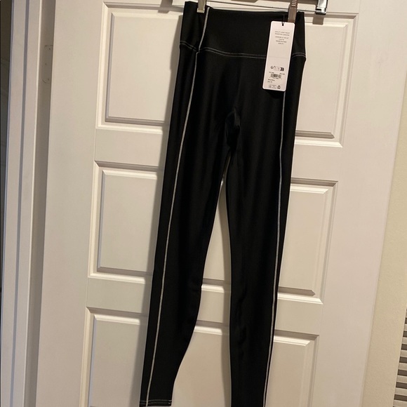 ALO Yoga black/white leggings 

Size XS - Picture 3 of 4
